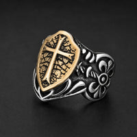 Bague du Guerrier du Temple en acier inoxydable vue de biais avec bouclier doré