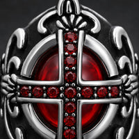 Gros plan de la Bague du Juge du Temple en acier inoxydable avec croix sertie de pierres rouges