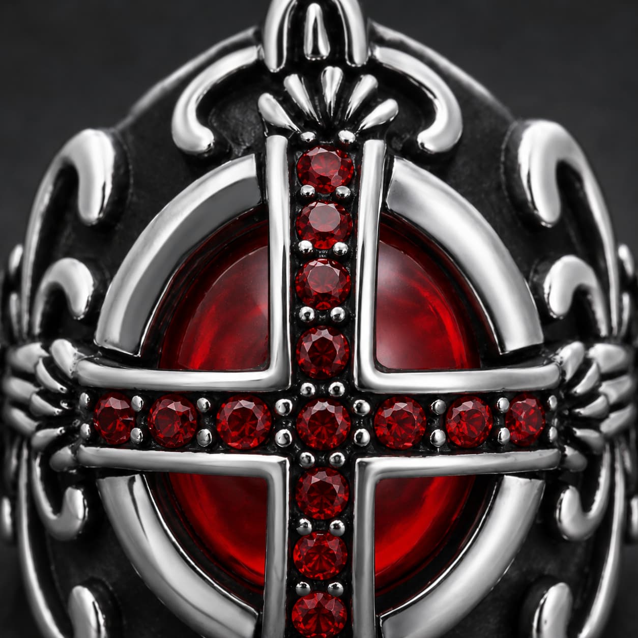 Gros plan de la Bague du Juge du Temple en acier inoxydable avec croix sertie de pierres rouges
