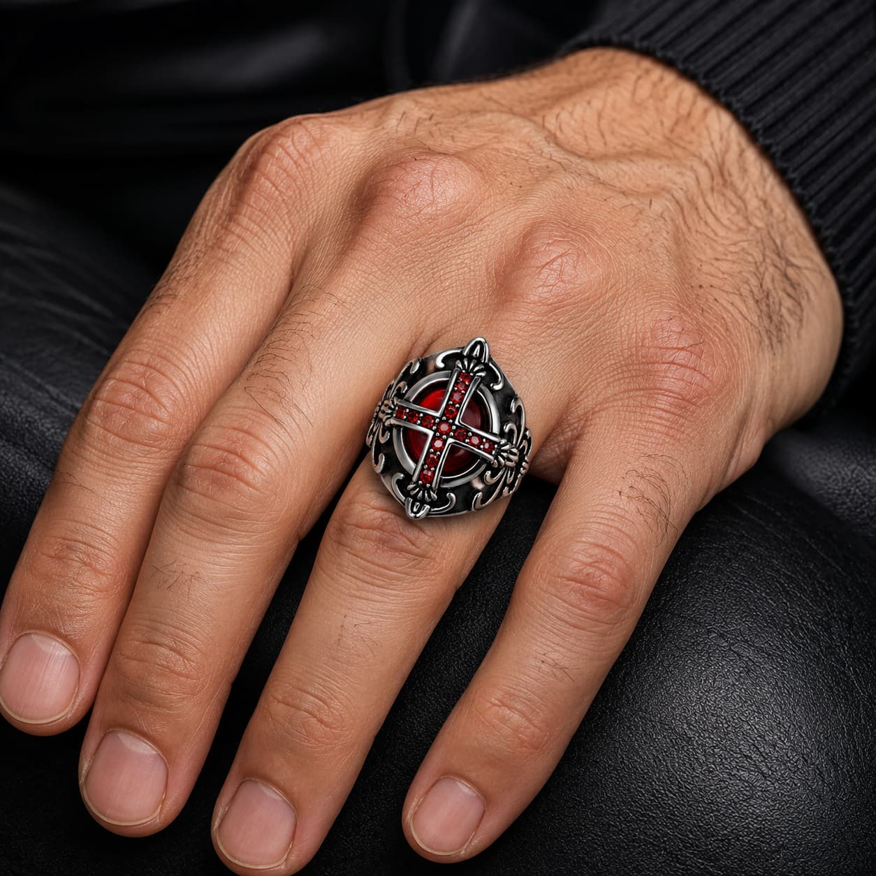 Bague du Juge du Temple en acier inoxydable portée à la main avec croix rouge et détails argentés