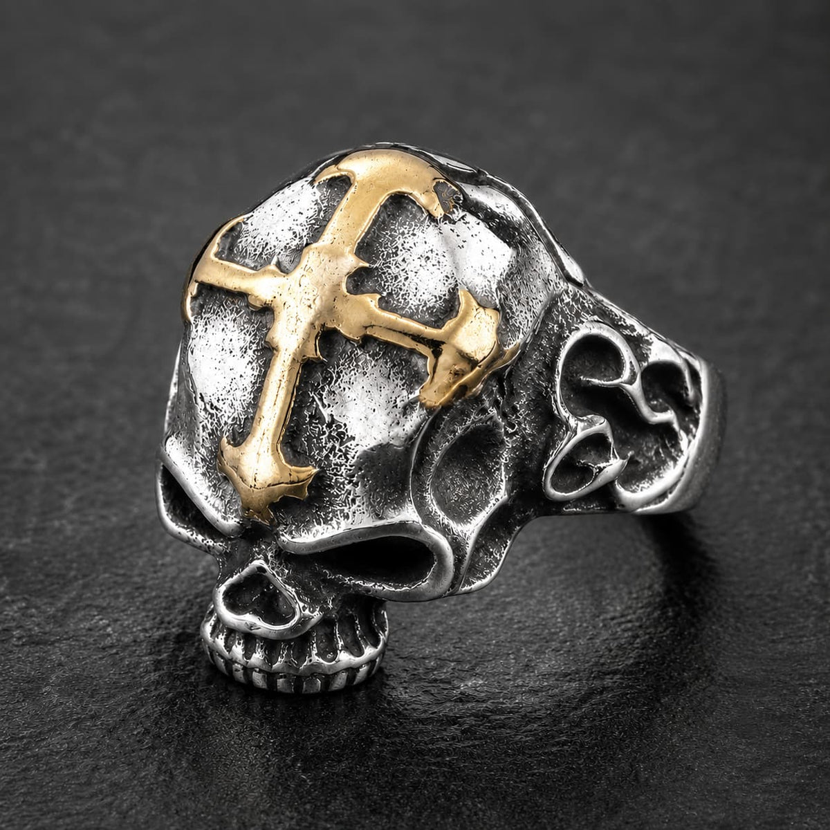 Bague du Justicier Templier en acier inoxydable avec crâne et croix dorée vue en angle