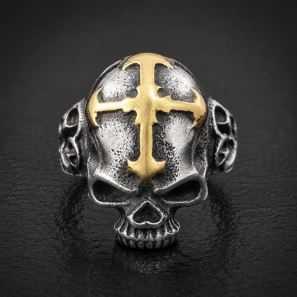 Bague du Justicier Templier en acier inoxydable avec crâne argenté et croix dorée vue de face
