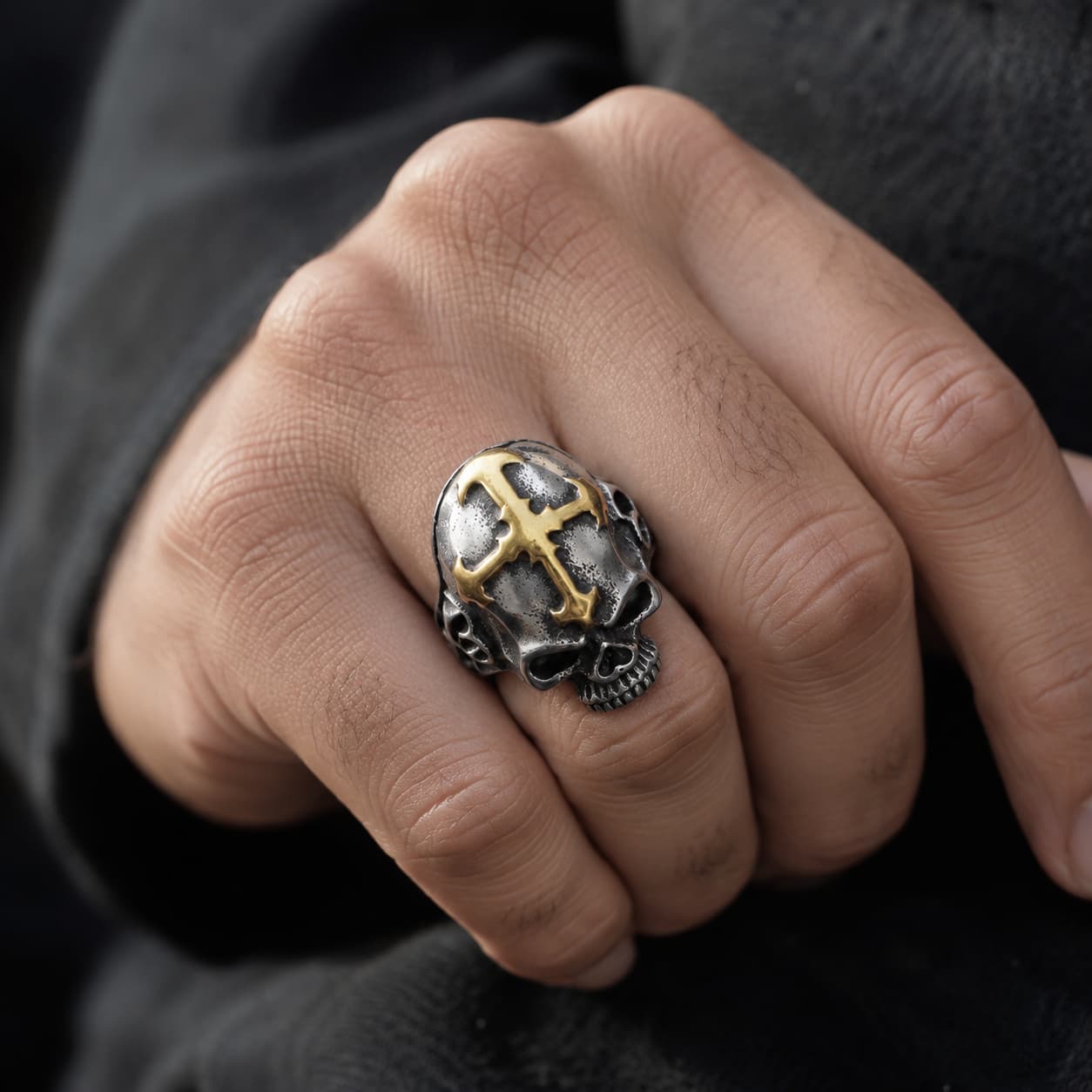 Bague du Justicier Templier en acier inoxydable portée sur la main d’un homme