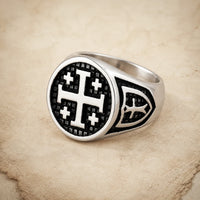 Bague du Royaume Sacré en acier inoxydable avec croix de Jérusalem sur fond parchemin