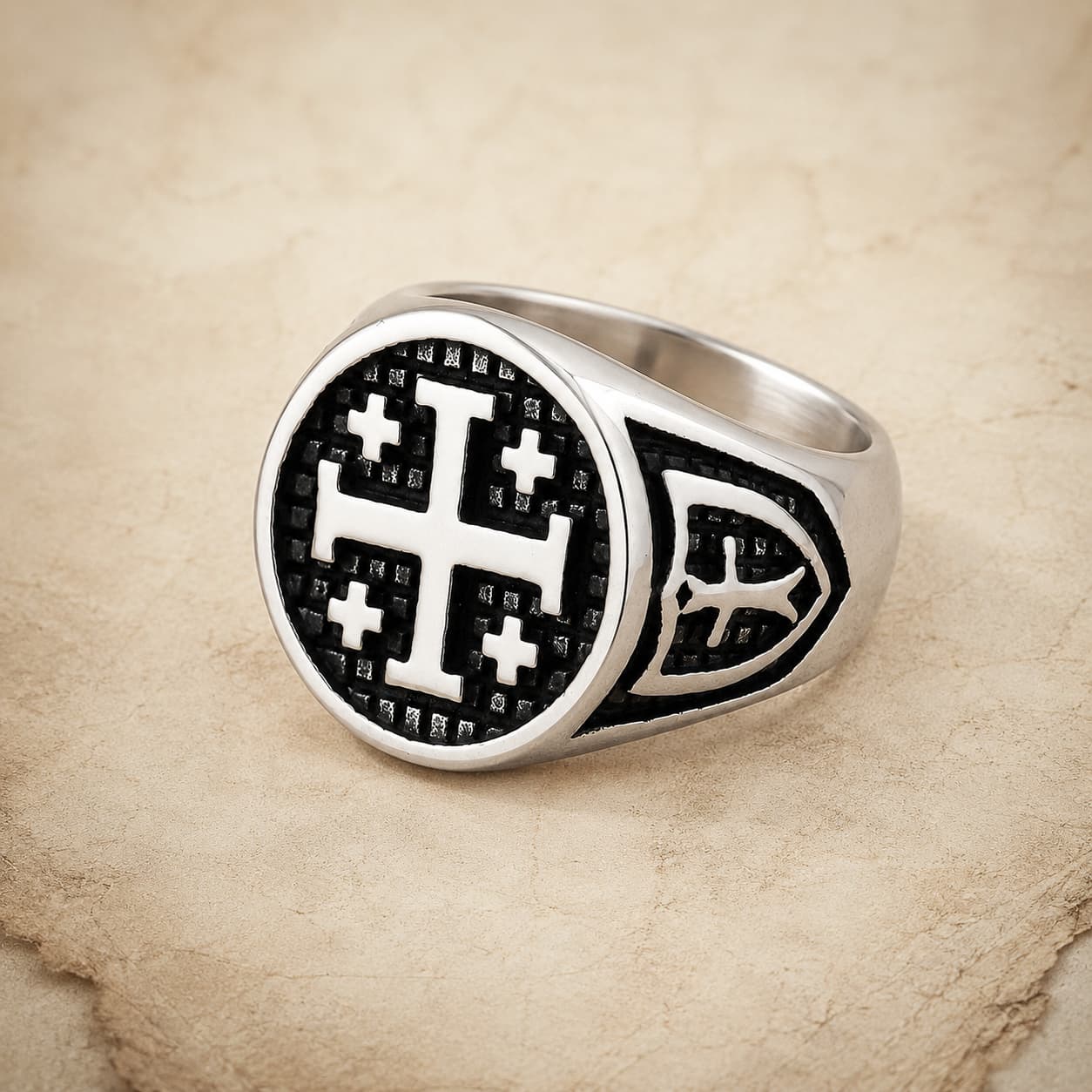 Bague du Royaume Sacré en acier inoxydable avec croix de Jérusalem sur fond parchemin