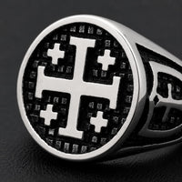 Bague du Royaume Sacré en acier inoxydable en gros plan avec croix de Jérusalem