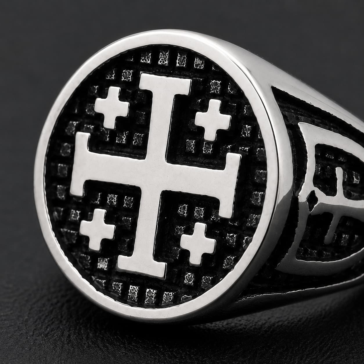 Bague du Royaume Sacré en acier inoxydable en gros plan avec croix de Jérusalem
