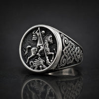Bague du Sceau de Saint Georges en acier inoxydable avec motif de dragon et gravures latérales vue en angle