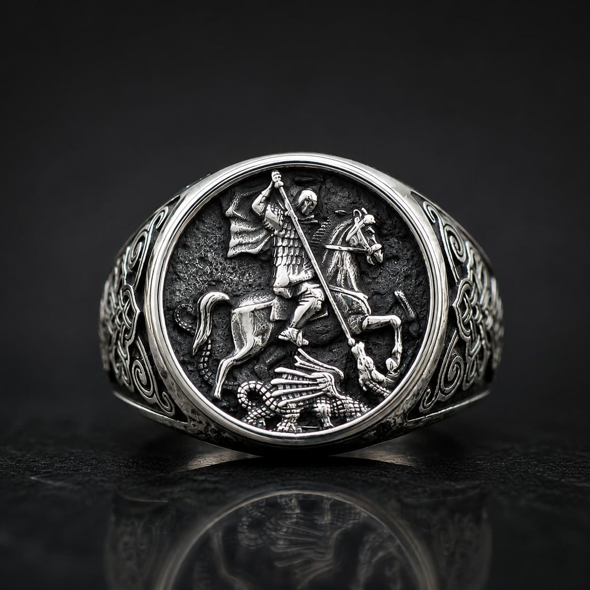 Bague du Sceau de Saint Georges en acier inoxydable avec cavalier terrassant le dragon vue de face