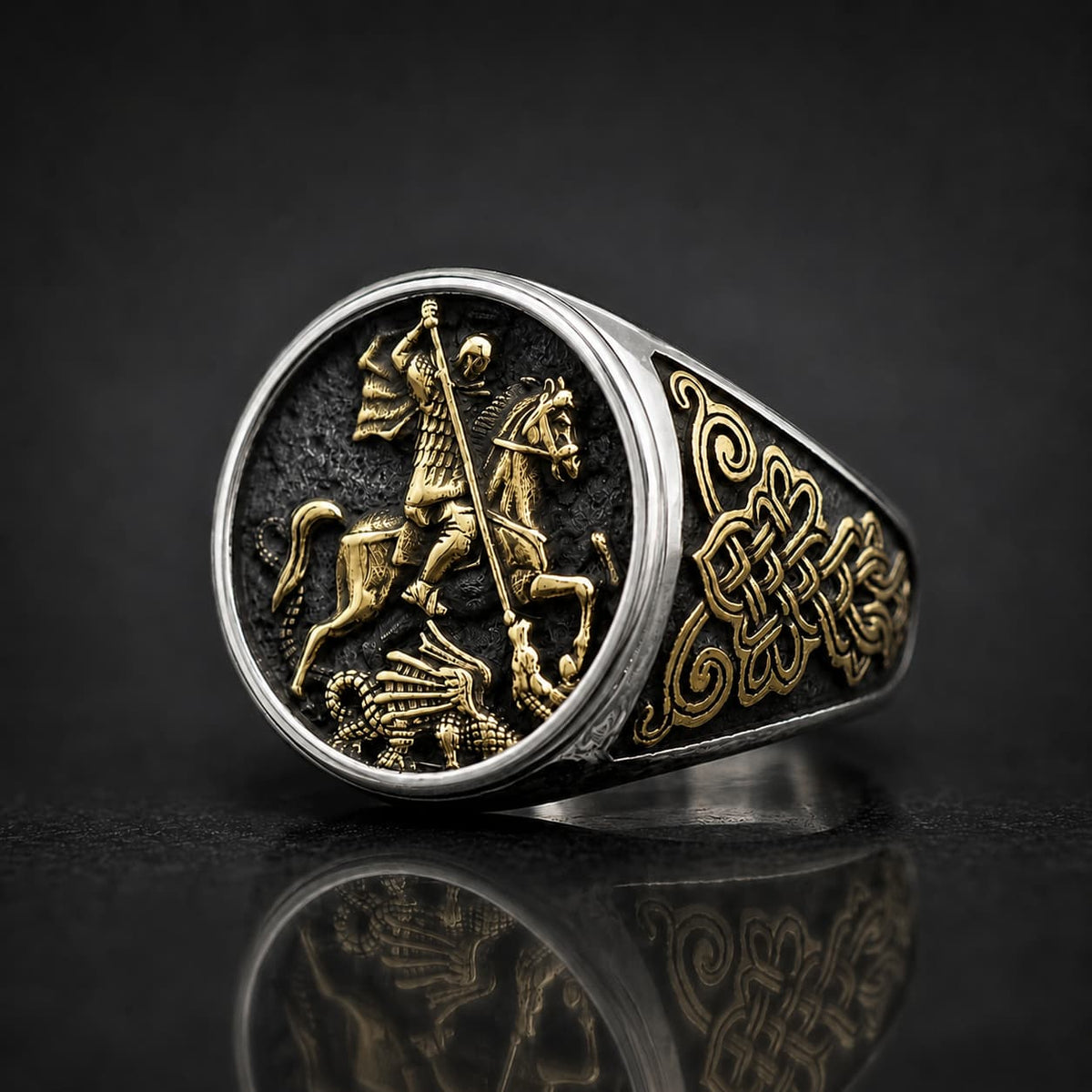 Bague du Sceau de Saint Georges en acier inoxydable avec finition dorée et gravures médiévales vue en angle