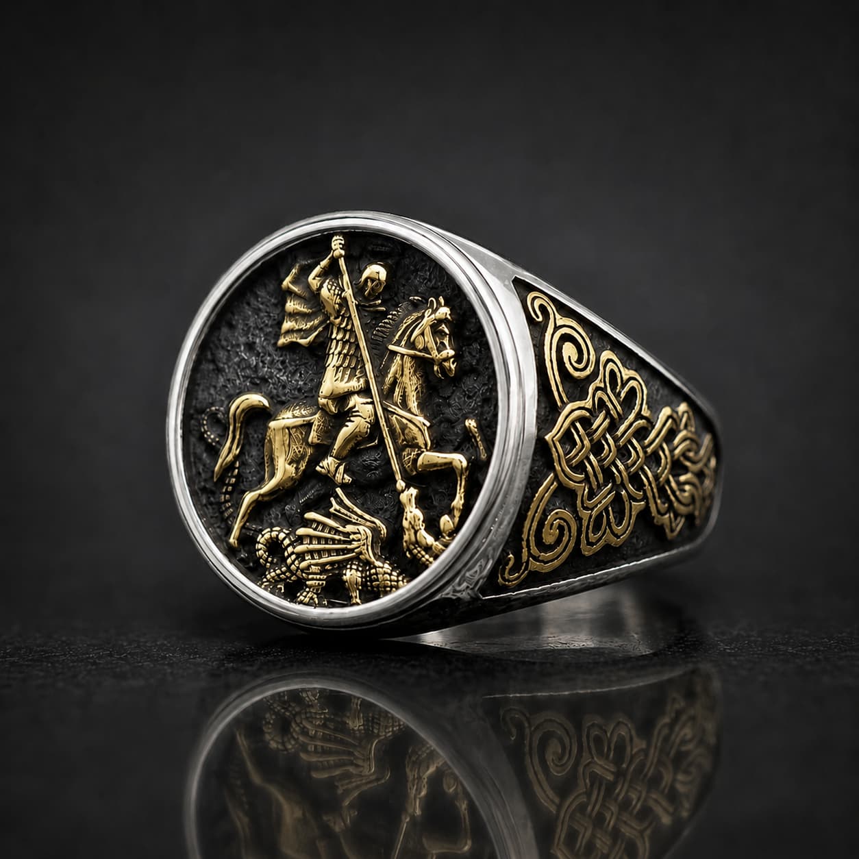 Bague du Sceau de Saint Georges en acier inoxydable avec finition dorée et gravures médiévales vue en angle