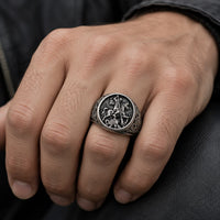Bague du Sceau de Saint Georges en acier inoxydable portée à la main avec motif cavalier et dragon