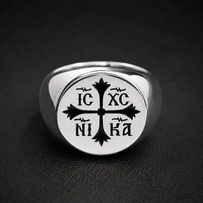 Bague du Sceau des Chevaliers en acier inoxydable argenté avec croix noire et inscriptions sur fond sombre