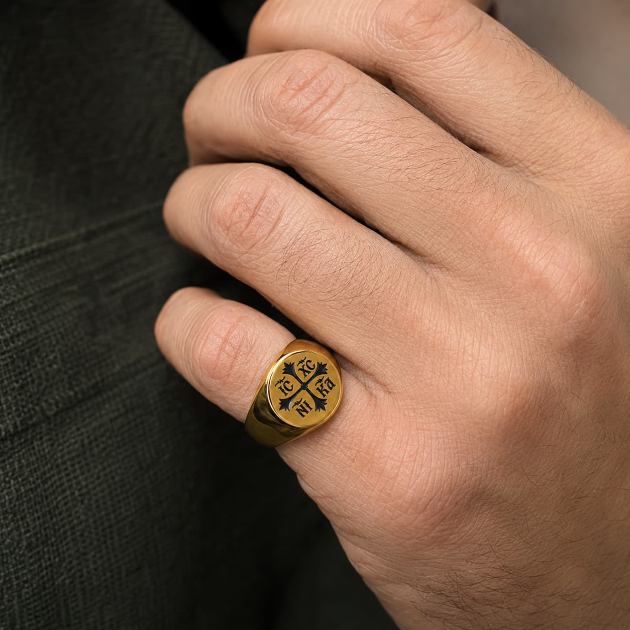 Bague du Sceau des Chevaliers en acier inoxydable doré portée à la main par un homme