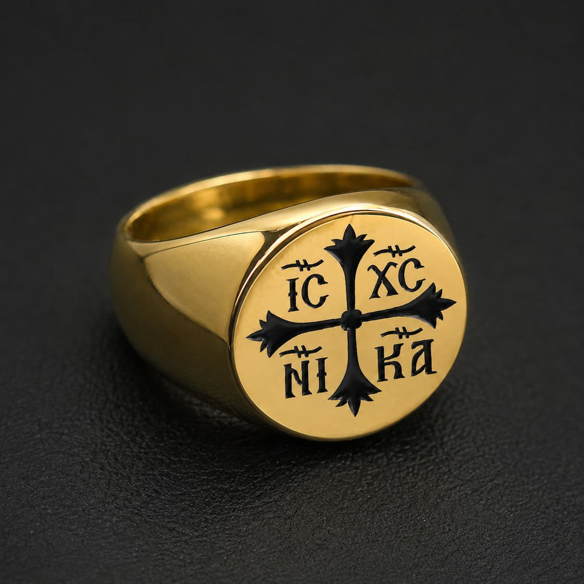 Bague du Sceau des Chevaliers en acier inoxydable doré vue de côté avec sceau noir gravé