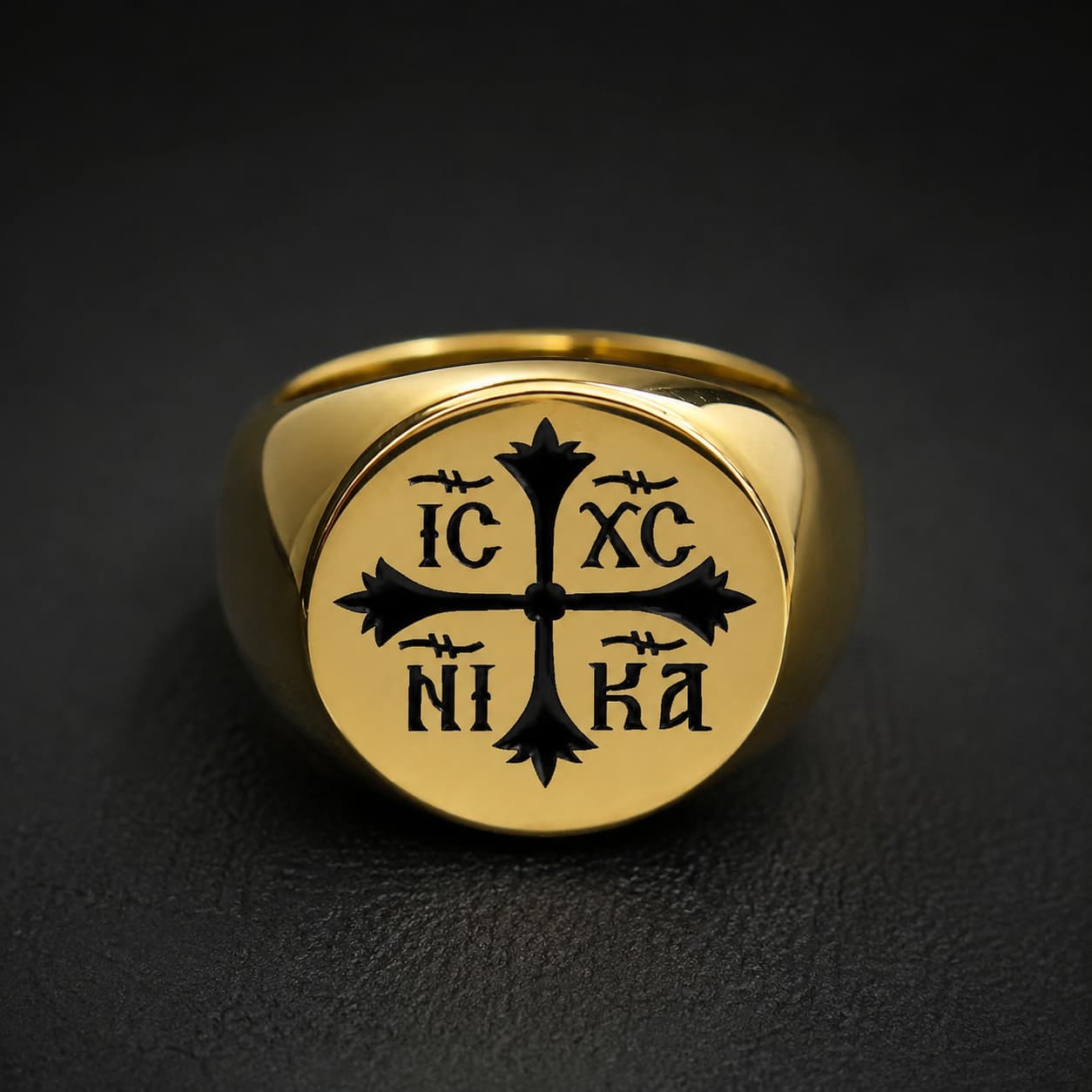 Bague du Sceau des Chevaliers en acier inoxydable doré avec croix noire et inscriptions sur fond sombre
