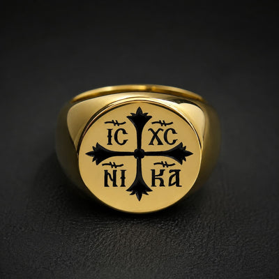 Bague du Sceau des Chevaliers en acier inoxydable doré avec croix noire et inscriptions sur fond sombre