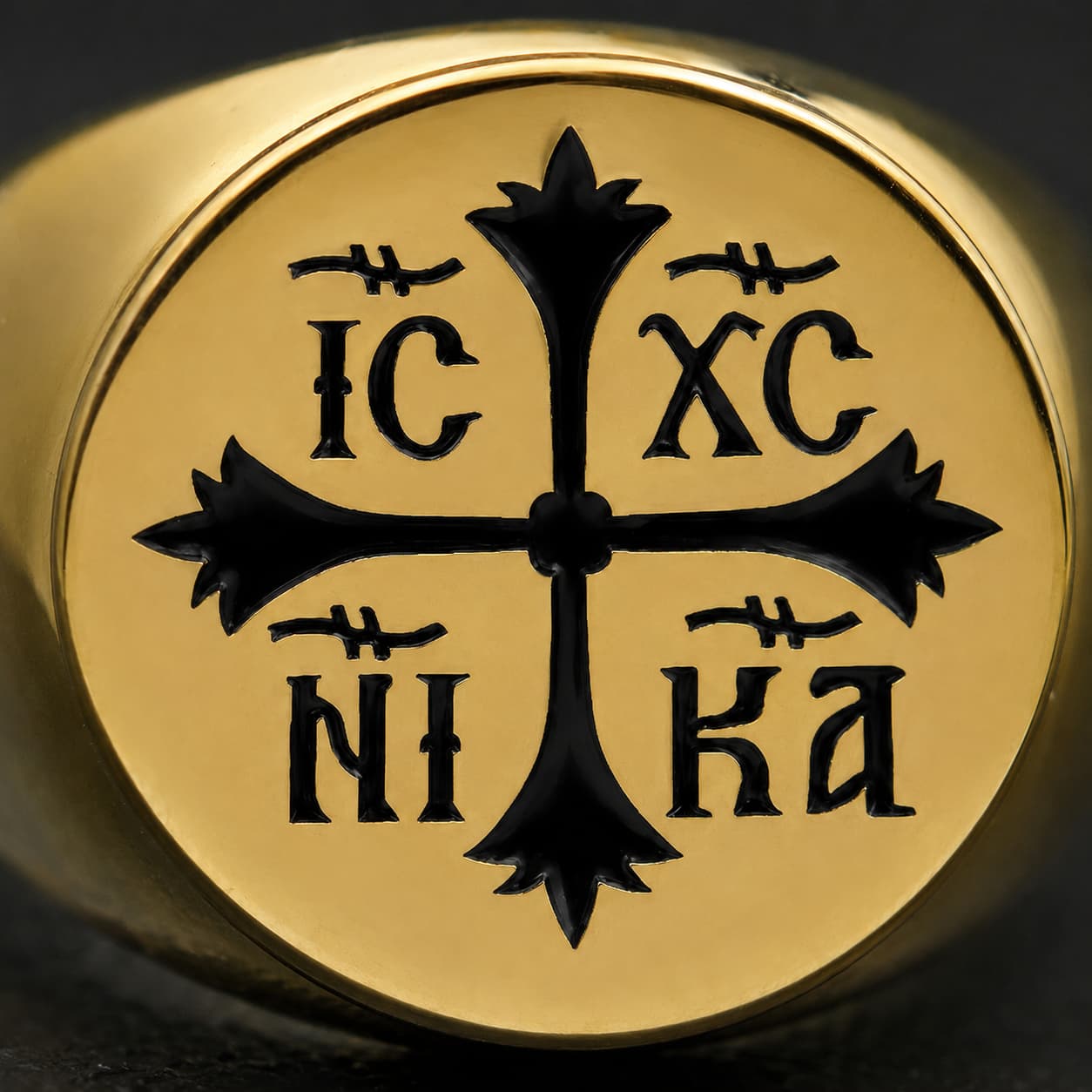 Gros plan de la Bague du Sceau des Chevaliers en acier inoxydable doré avec croix noire et lettres gravées