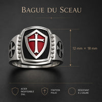 Bague du Sceau des Croisés en acier inoxydable en gros plan avec croix templière blanche sur blason rouge