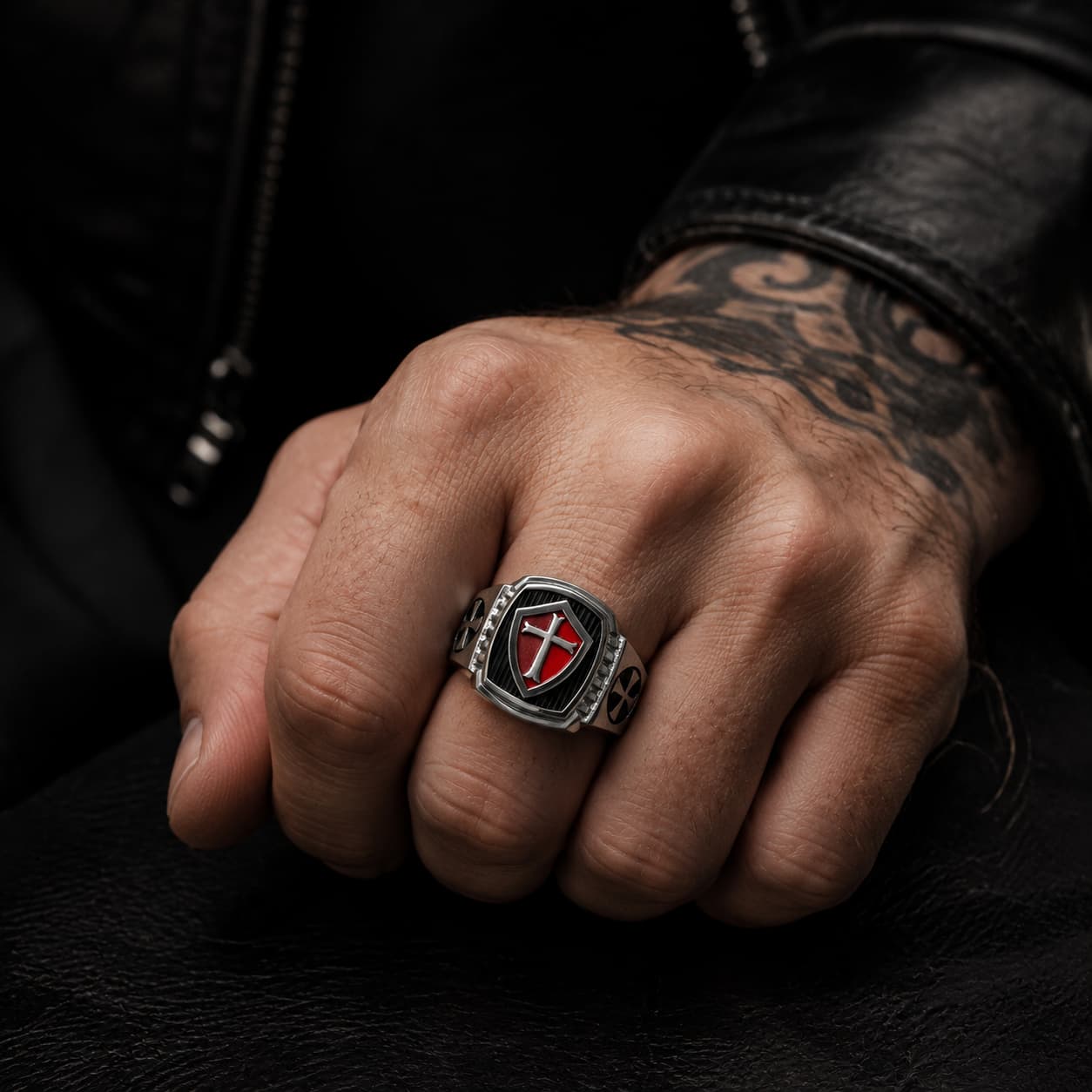 Bague du Sceau des Croisés en acier inoxydable portée à la main par un homme avec veste noire