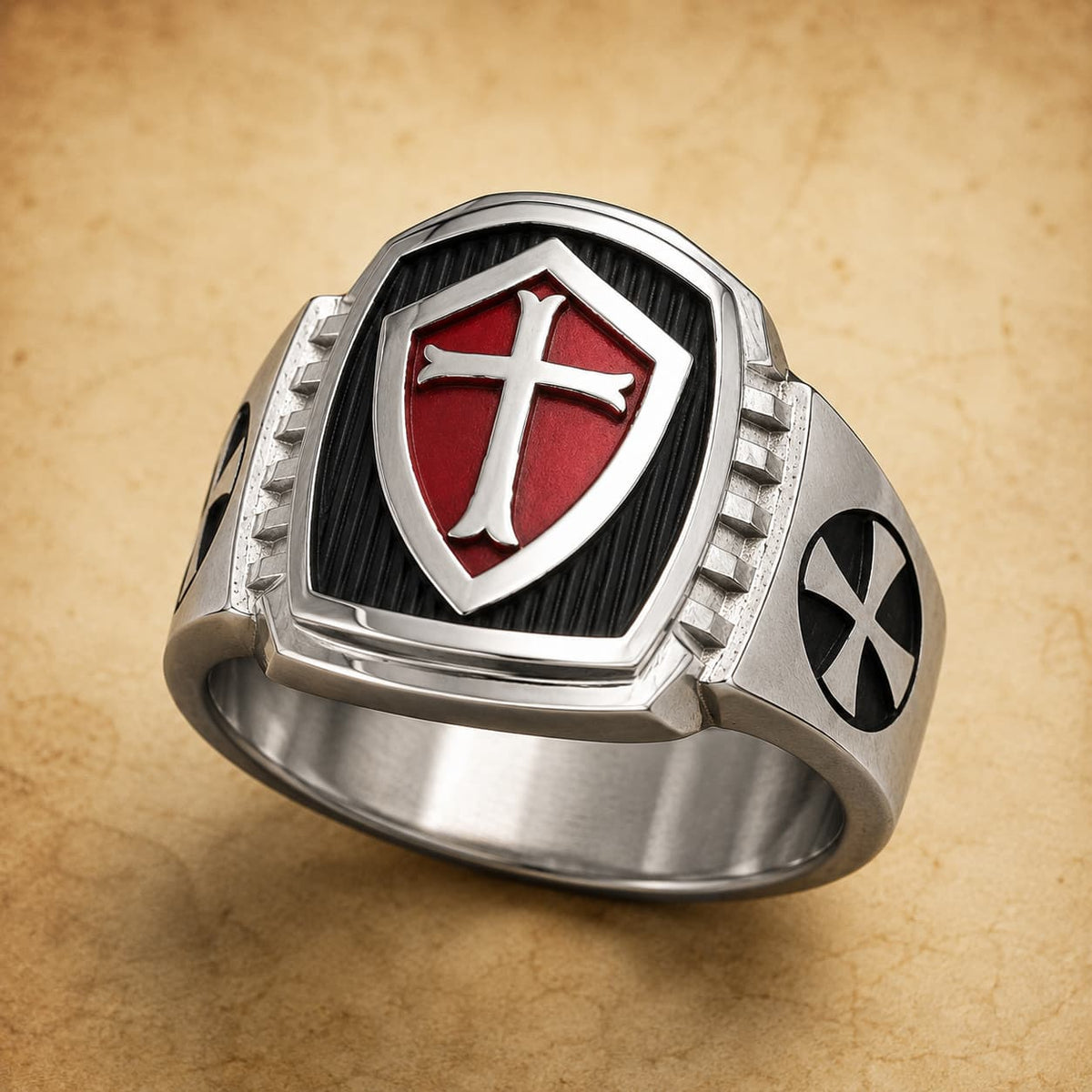 Bague du Sceau des Croisés en acier inoxydable vue de trois quarts avec blason templier sur fond parchemin