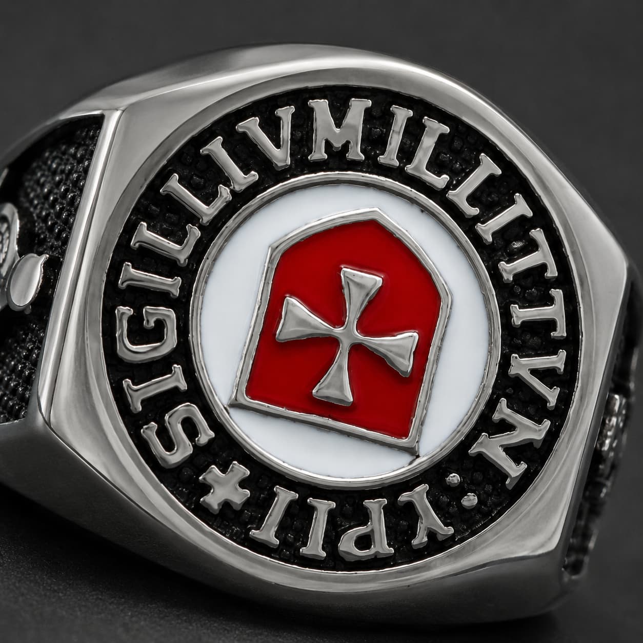 Gros plan de la Bague du Sceau Templi en acier inoxydable avec emblème croix rouge