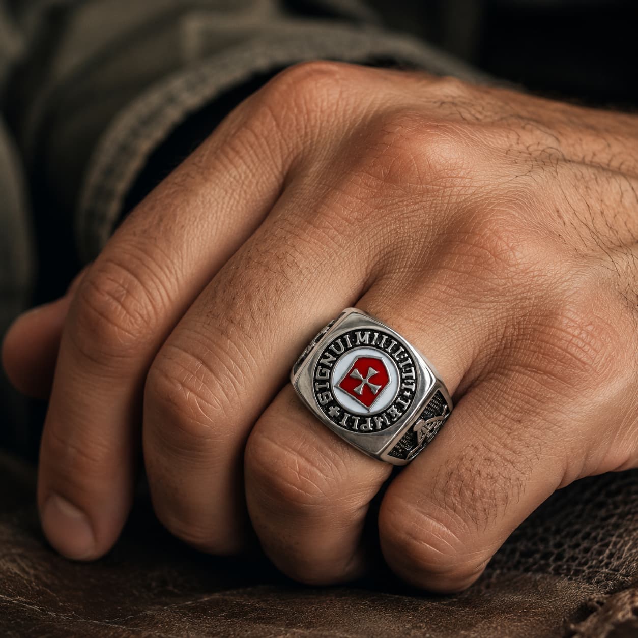 Bague du Sceau Templi en acier inoxydable portée à la main avec croix rouge templière