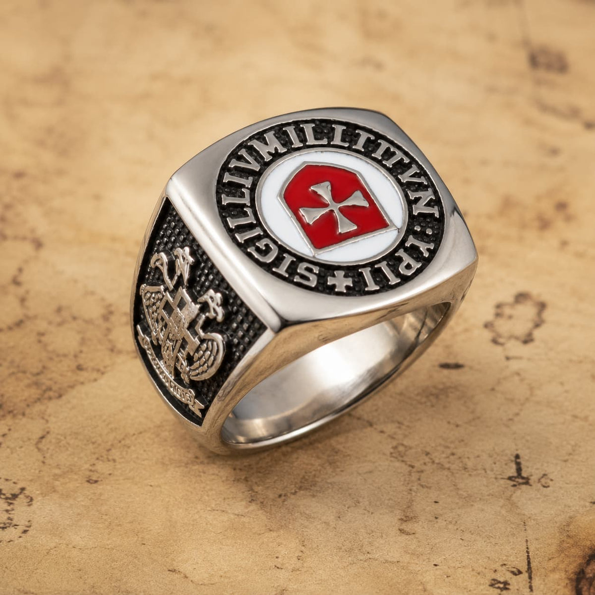 Bague du Sceau Templi en acier inoxydable vue de biais avec croix rouge et gravures médiévales