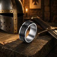 Bague du Serment Sacré en acier inoxydable dans un décor médiéval avec casque et épée