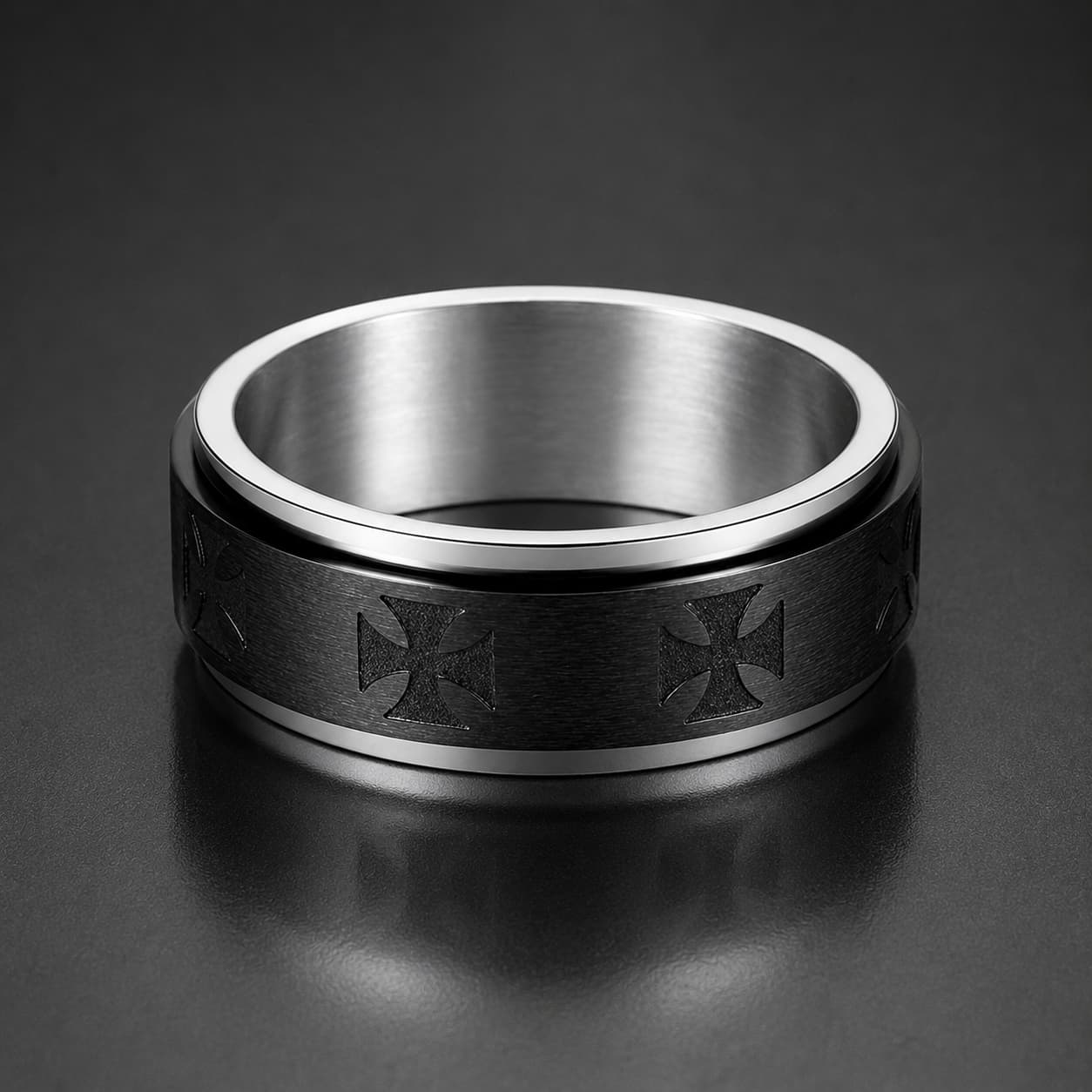Bague du Serment Sacré en acier inoxydable noire vue de face avec croix templières