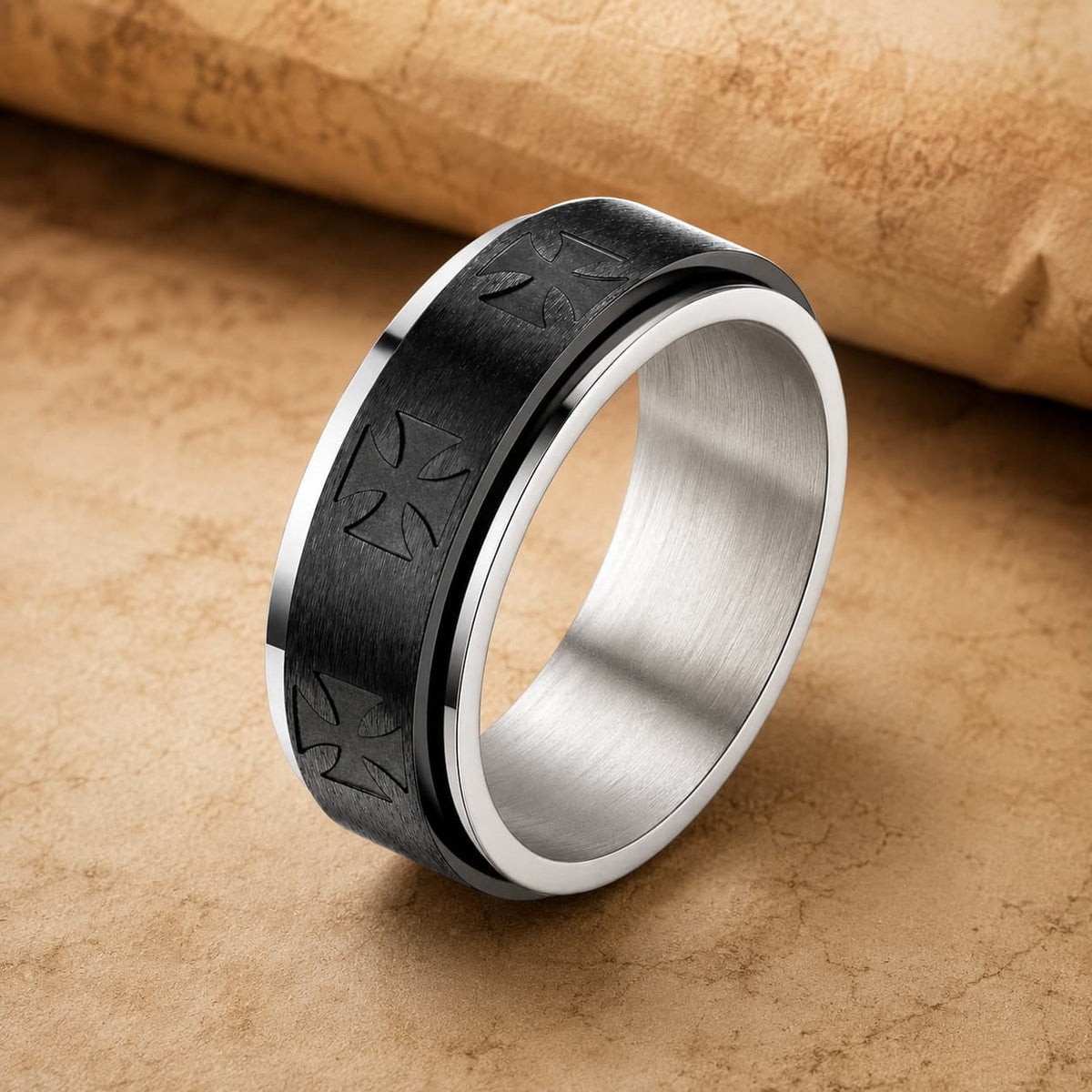Bague du Serment Sacré en acier inoxydable posée sur parchemin ancien avec croix templière