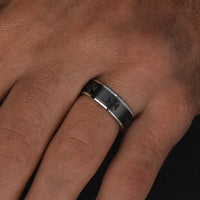 Bague du Serment Sacré en acier inoxydable portée à la main avec motifs templiers noirs