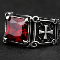 Bague du Vœu Sacré en acier inoxydable en gros plan avec pierre rouge et croix templière