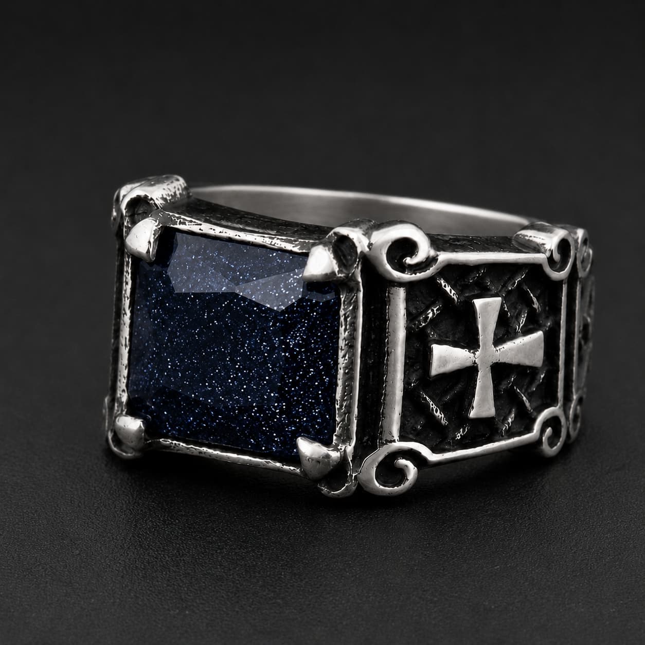 Bague du Vœu Sacré en acier inoxydable avec pierre bleue et croix templière sur fond noir