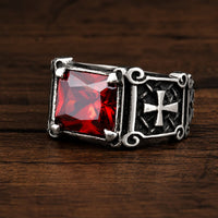 Bague du Vœu Sacré en acier inoxydable avec pierre rouge et croix templière sur bois