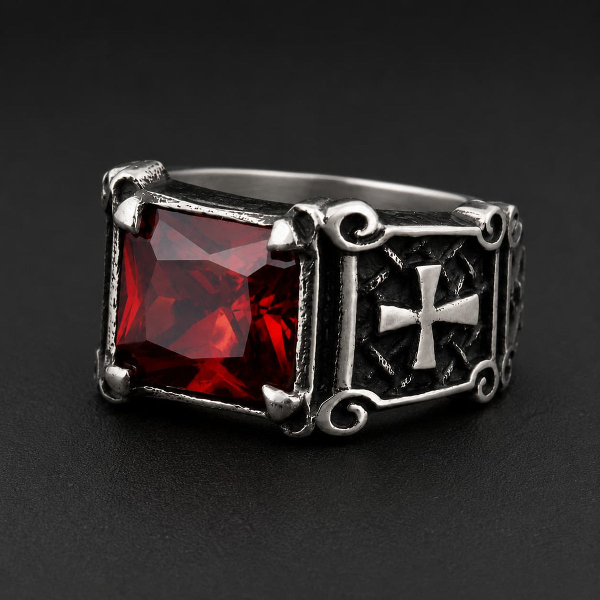 Bague du Vœu Sacré en acier inoxydable avec pierre rouge sur fond noir