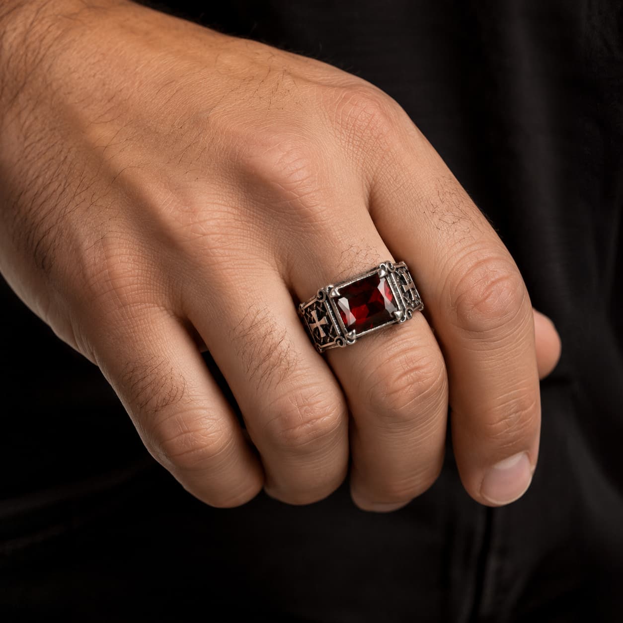 Bague du Vœu Sacré en acier inoxydable portée à la main avec pierre rouge
