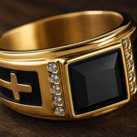 Bague du Vœu Templier en acier inoxydable en gros plan avec pierre noire et strass