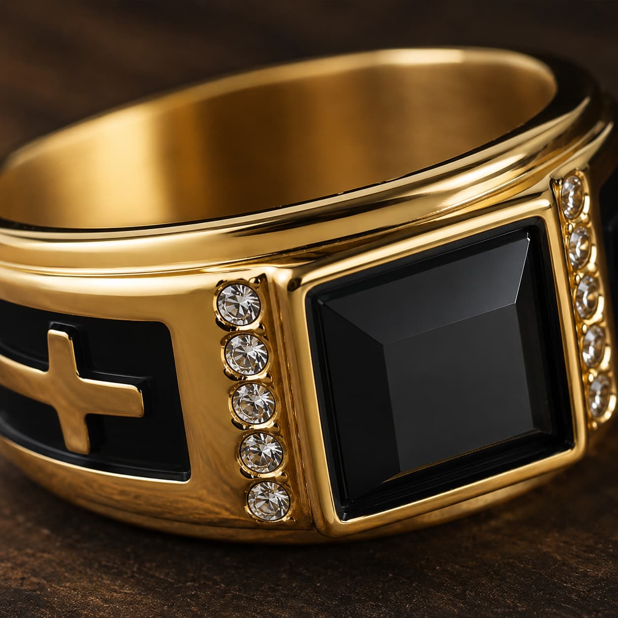 Bague du Vœu Templier en acier inoxydable en gros plan avec pierre noire et strass