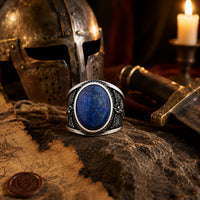 Bague Éclat de Nuit de l'Archange en acier inoxydable présentée dans un décor médiéval