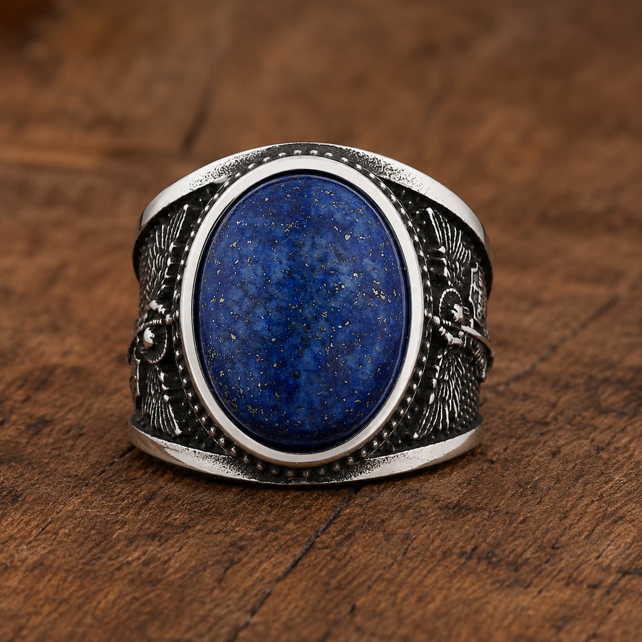 Bague Éclat de Nuit de l'Archange en acier inoxydable avec pierre bleue sur bois
