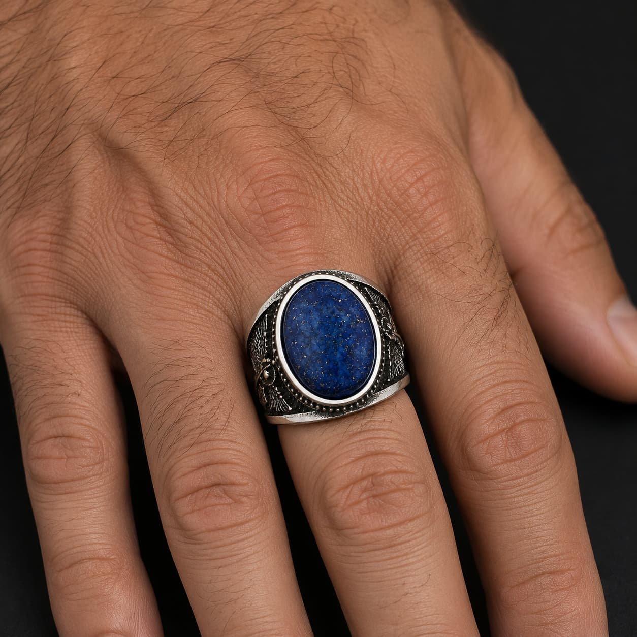 Bague Éclat de Nuit de l'Archange en acier inoxydable portée à la main par un homme