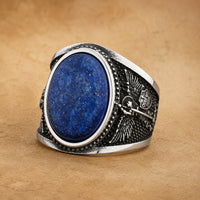Bague Éclat de Nuit de l'Archange en acier inoxydable avec pierre bleue vue de trois quarts