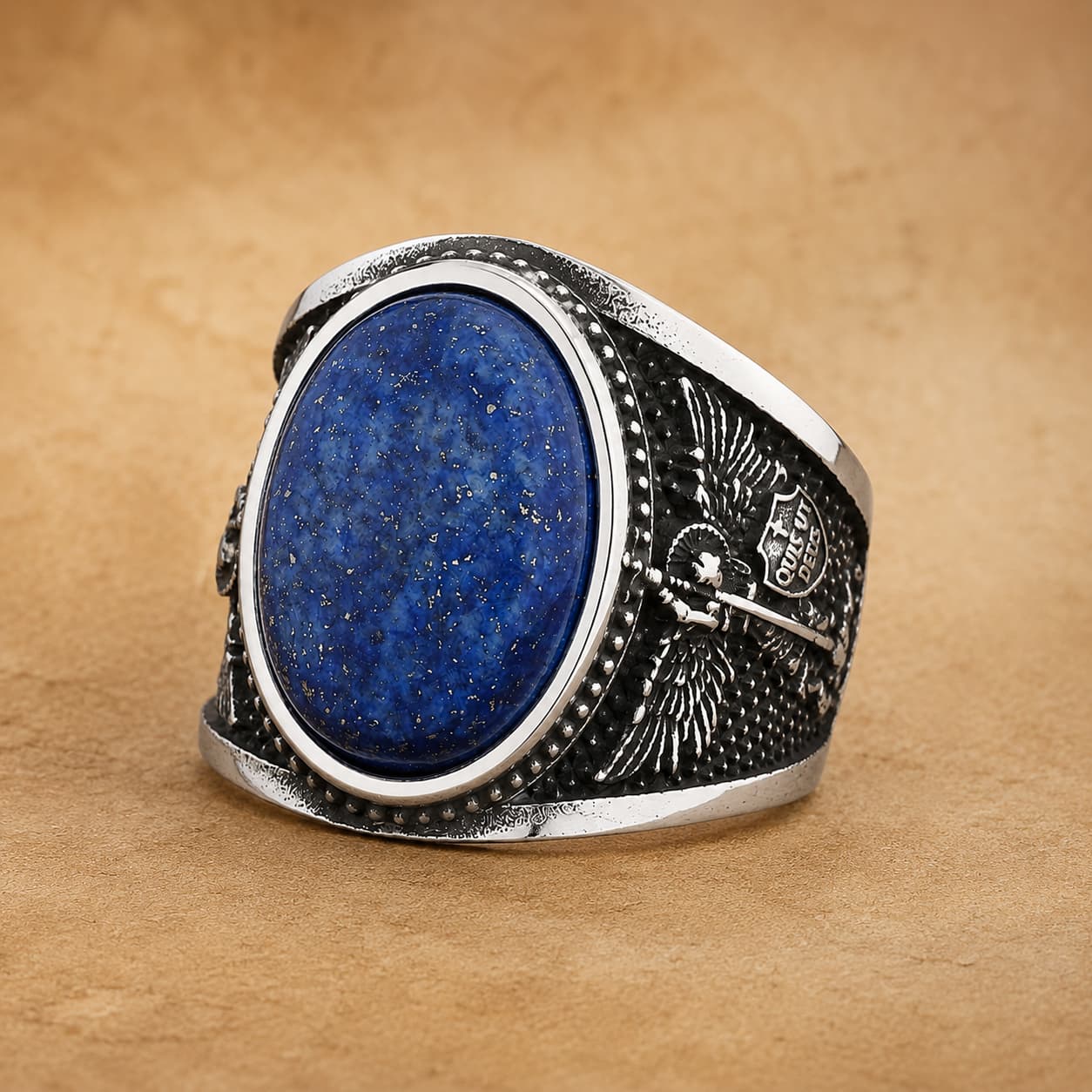 Bague Éclat de Nuit de l'Archange en acier inoxydable avec pierre bleue vue de trois quarts