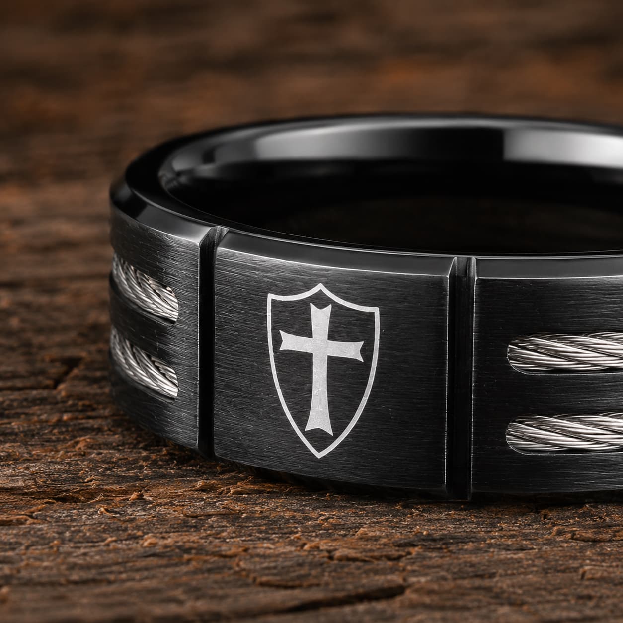 Gros plan de la Bague de l’Écuyer en acier inoxydable noire avec croix templière sur bouclier