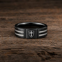 Bague de l’Écuyer en acier inoxydable noire vue de face avec croix templière et câbles argentés