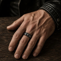Bague de l’Écuyer en acier inoxydable portée à la main par un homme avec veste en cuir noire