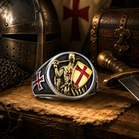 Bague Fierté des Templiers en acier inoxydable présentée dans un décor médiéval avec casque, épée et parchemin