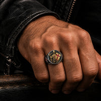Bague Fierté des Templiers en acier inoxydable portée à la main par un homme