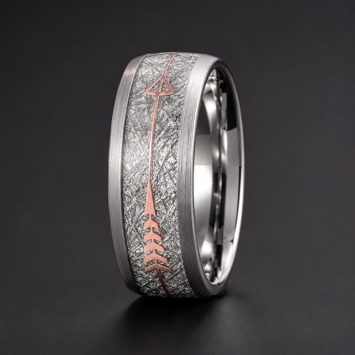 Bague Flèche Sacrée en tungstène avec finition argentée et flèche rose sur fond noir